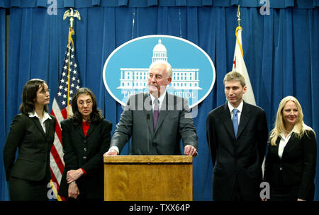Avvocati Lothlorien Redmond (L-R), Verna Wefald, Peter Fleming Jr, avvocato di piombo, Jonathan Harris e Julie garrese appaiono nel corso di una conferenza stampa dopo un privato clemenza audizione con il governatore della California Arnold Schwarzenegger nel caso di detenuti nel braccio della morte Stanley Williams, presso il Campidoglio a Sacramento, California, il 8 dicembre 2005. Williams, un co-membro fondatore della mortale Crips gang, è pianificato per essere eseguito in San Quentin penitenziario di stato la prossima settimana. (UPI foto/Ken James) Foto Stock