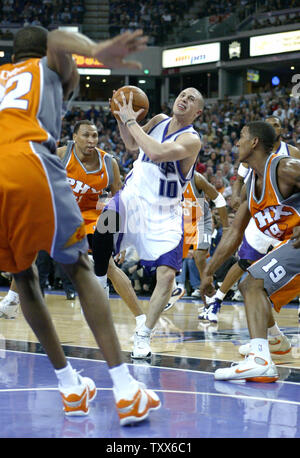Sacramento Kings Mike Bibby (10) rigidi per il cestello, contro i Phoenix Suns, ad Arco Arena a Sacramento, in California, il 11 aprile 2006. I Suns battere il re 123-110. (UPI foto/Ken James) Foto Stock