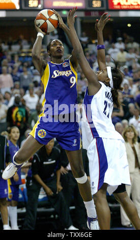 Los Angeles Sparks center Lisa Leslie prende un colpo contro Sacramento monarchi avanti DeMya Walker, ad Arco Arena a Sacramento, la California il 24 agosto 2006. I monarchi sbattere le scintille 64-61 nel gioco 1 del WNBA Western Conference finali. (UPI foto/Ken James) Foto Stock