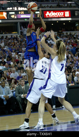 Detroit Shock guard Deanna Nolan spara su monarchi di Sacramento (21) guard Ticha Penicheiro, e (7) centro Erin Buescher ad Arco Arena a Sacramento, California, il 3 settembre 2006. I monarchi battere la scossa 89-69 nel gioco 3 del WNBA 2006 finali. (UPI foto/Ken James) Foto Stock