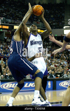 Sacramento Kings avanti Ron Artest va al cestello contro New Jersey Nets avanti Jason Collins ad Arco Arena a Sacramento, la California il 22 gennaio 2007. Il Kings battere le reti 88-87. (UPI foto/Ken James) Foto Stock