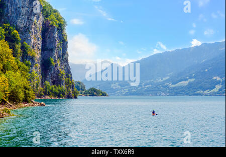 Vista sul Walensee (Lago di Walen) con una barca vicino Beltis, Weesen, Amden. Cantone di San Galen, Glarona, Svizzera. Foto Stock