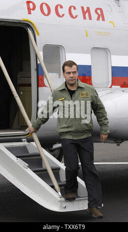 Il Presidente russo Dmitry Medvedev arriva a guardare una strategica delle esercitazioni militari, Zapad-2009 (West 2009), all'Khmelevka gamma di formazione nella regione di Kaliningrad sul mar Baltico il 28 settembre 2009. UPI/Anatoli Zhdanov Foto Stock