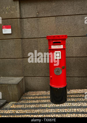 Red post box nella zona vecchia della città di Funchal, Madeira, Portogallo, Unione Europea Foto Stock