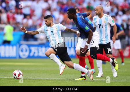 Paul Pogba (R) della Francia compete per la palla con sempre Banega dell Argentina durante il 2018 FIFA World Cup Round di 16 corrispondono a Kazan Arena di Kazan, la Russia il 30 giugno 2018. La Francia batte Argentina 4-3 per qualificarsi per i quarti di finale. Foto di Chris Brunskill/UPI Foto Stock