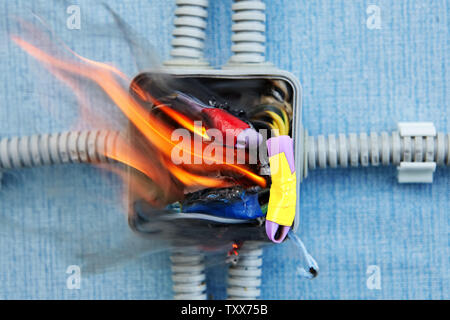 Guasto del cablaggio elettrico, fuoco cominciò a scatola di giunzione. Foto Stock