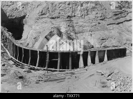 Lato posteriore della estremità a monte della Arizona stramazzo che mostra contrafforti di rinforzo del canale . Guarda a valle.; Portata e contenuto: fotografia dal volume due di una serie di album di foto per documentare la costruzione della Diga di Hoover, Boulder City, Nevada. Foto Stock