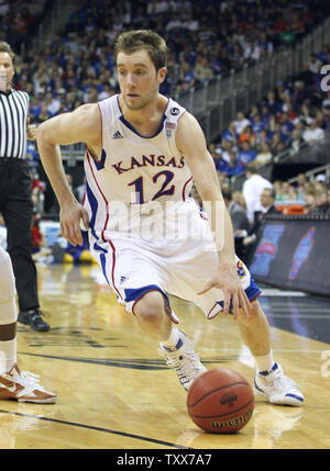 Kansas Jayhawk Brady Morningstar rigidi per il cestello in una partita contro il Texas Longhorns presso il Centro Sprint a Kansas City, Missouri, il 12 marzo 2011. UPI/Jay Biggerstaff. Foto Stock