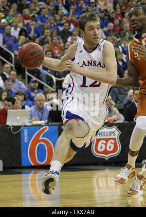 Kansas Jayhawk Brady Morningstar rigidi per il cestello in una partita contro il Texas Longhorns presso il Centro Sprint a Kansas City, Missouri, il 12 marzo 2011. UPI/Jay Biggerstaff. Foto Stock