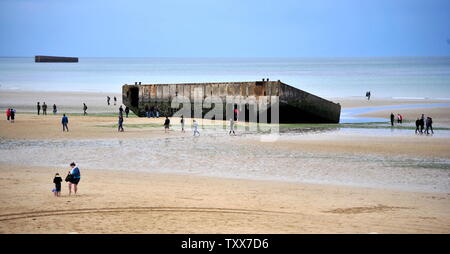 AJAXNETPHOTO. 2017. ARROMANCHES, Francia. - Harbour rimane - resti del porto di gelso costruito dagli alleati forze militari per il giugno 1944 D-Day invasione e sbarchi IN NORMANDIA OMAHA E SPIAGGE D'Oro. Foto:TONY HOLLAND/AJAX REF:DTHDF35329 Foto Stock