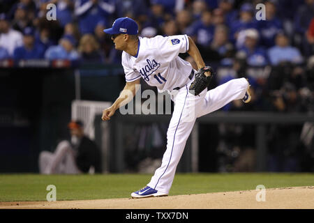 Kansas City Royals a partire lanciatore Jeremy Guthrie piazzole contro i Baltimore Orioles durante il primo inning di gioco 3 della American League Championship Series presso Kauffman Stadium di Kansas City, Missouri il 14 ottobre 2014. UPI/Jeff Moffett Foto Stock