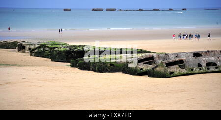 AJAXNETPHOTO. 2017. ARROMANCHES, Francia. - Harbour rimane - resti del porto di gelso costruito dagli alleati forze militari per il giugno 1944 D-Day invasione e sbarchi IN NORMANDIA OMAHA E SPIAGGE D'Oro. Foto:TONY HOLLAND/AJAX REF:DTHDF35331 Foto Stock