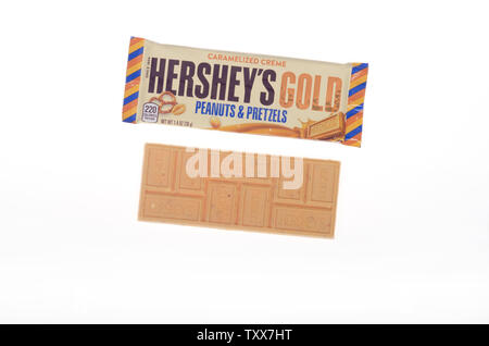 Hershey è oro noccioline e salatini candy bar con involucro aperto Foto Stock