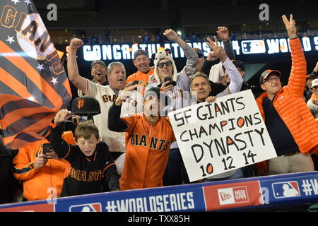 San Francisco Giants fans celebrare la sconfitta di Kansas City Royals nel gioco 7 del World Series presso Kauffman Stadium di Kansas City, Missouri il 29 ottobre 2014. San Francisco ha vinto la World Series sconfiggere Kansas City 3-2. UPI/Kevin Dietsch Foto Stock