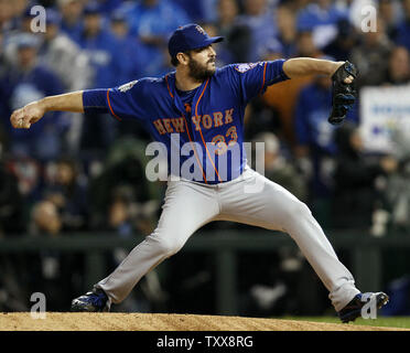 New York Mets a partire lanciatore Matt Harvey getta contro Kansas City Royals durante il primo inning di gioco 1 della serie mondiale presso Kauffman Stadium di Kansas City, Missouri il 27 ottobre 2015. Il Royals giocheranno i New York Mets nel Mondiale 2015. Foto di Jeff Moffett/UPI Foto Stock