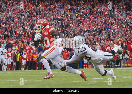 Kansas City Chiefs quarterback Patrick Mahomes (15) genera un touchdown di wide receiver Tireek Hill (10) come Oakland Raiders cornerback Nick Nelson (23) manca di affrontare nel primo trimestre Ad Arrowhead Stadium di Kansas City, Missouri su dicembre 30, 2018. Foto di Kyle Rivas/UPI Foto Stock