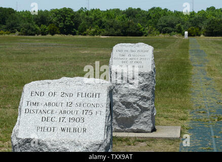 Marcatori per il secondo, terzo e quarto punti di sbarco per i fratelli Wright i primi voli può essere visto presso il Wright Brothers National Memorial in uccidere diavolo sulle colline vicino a Kitty Hawk sul Outer Banks della Carolina del Nord il 25 luglio 2015. Orville e Wilbur Wright ha fatto le loro prove di parapendio dal 1900 e volò nel mondo il primo aereo su questo tratto di spiaggia di sabbia sul dicembre 17, 1903. Il primo volo quel giorno ha viaggiato 120 piedi e dura 12 secondi, la quarta è andato 852 piedi e dura 59 secondi. Foto di Pat Benic/UPI Foto Stock