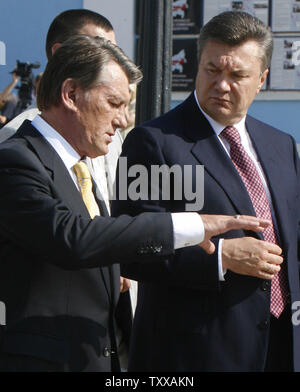 Il presidente ucraino Viktor Yushchenko (L) e il Primo Ministro russo Viktor Yanukovich arriva per una ghirlanda di cerimonia di posa in opera in corrispondenza di un monumento per le vittime della grande carestia del 1932-1933 a Kiev il 23 agosto 2007. L'Ucraina celebrerà un giorno di indipendenza il venerdì. (UPI foto/Sergey Starostenko) Foto Stock