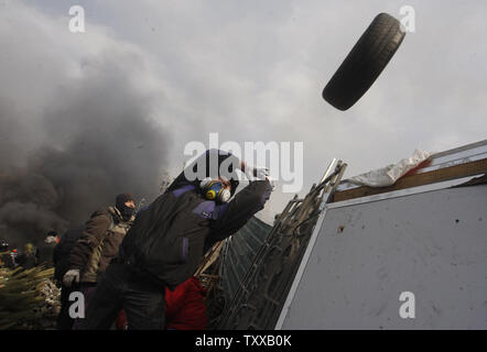 Governo anti-manifestanti si scontrano con l'Ucraina la polizia antisommossa ad una barricata su 19 Febbraio, 2014. Almeno 25 persone sono state uccise in violenze peggiori poiché l'Ucraina ha ottenuto la sua indipendenza nel 1991. UPI/Ivan Vakolenko Foto Stock