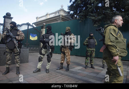 Ukrainian autodifesa volontari stand al di fuori dell'edificio del parlamento a Kiev il 17 marzo 2014 a dopo il referendum sull indipendenza in Crimea. UPI/Ivan Vakolenko Foto Stock