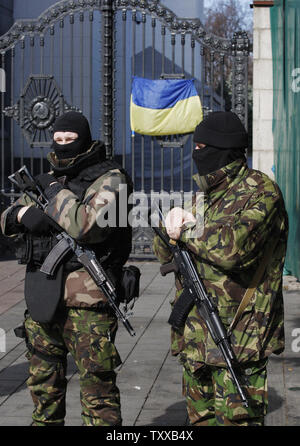 Ukrainian autodifesa volontari stand al di fuori dell'edificio del parlamento a Kiev il 17 marzo 2014 a dopo il referendum sull indipendenza in Crimea. UPI/Ivan Vakolenko Foto Stock