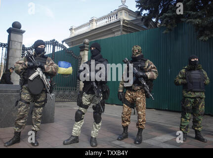 Ukrainian autodifesa volontari stand al di fuori dell'edificio del parlamento a Kiev il 17 marzo 2014 a dopo il referendum sull indipendenza in Crimea. UPI/Ivan Vakolenko Foto Stock