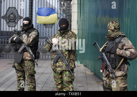 Ukrainian autodifesa volontari stand al di fuori dell'edificio del parlamento a Kiev il 17 marzo 2014 a dopo il referendum sull indipendenza in Crimea. UPI/Ivan Vakolenko Foto Stock