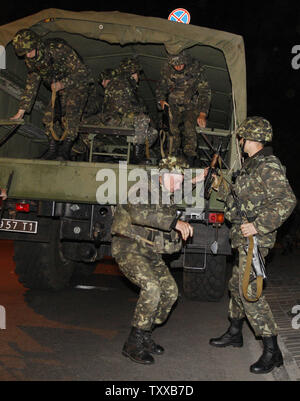 Ucraino forze speciali partecipare ad esercitazioni di notte al di fuori dell'edificio del parlamento a Kiev il 1 maggio 2014. L'esercito ucraino resta in allerta totale per una possibile invasione russa come le tensioni di segnalare in Ucraina orientale. UPI/Ivan Vakolenko Foto Stock