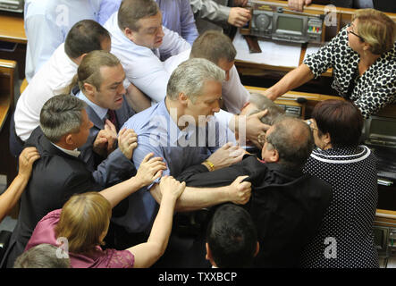 Legislatori ucraino dal regime comunista e a destra Svoboda (Libertà) partito lotta durante una sessione del Parlamento a Kiev il 23 luglio 2014. UPI/Ivan Vakolenko Foto Stock