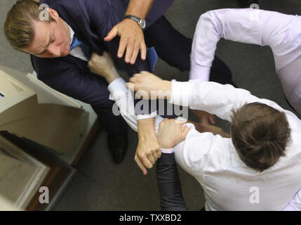 Legislatori ucraino dal regime comunista e a destra Svoboda (Libertà) partito lotta durante una sessione del Parlamento a Kiev il 23 luglio 2014. UPI/Ivan Vakolenko Foto Stock