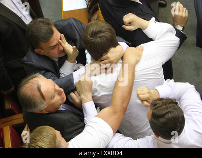 Legislatori ucraino dal regime comunista e a destra Svoboda (Libertà) partito lotta durante una sessione del Parlamento a Kiev il 23 luglio 2014. UPI/Ivan Vakolenko Foto Stock