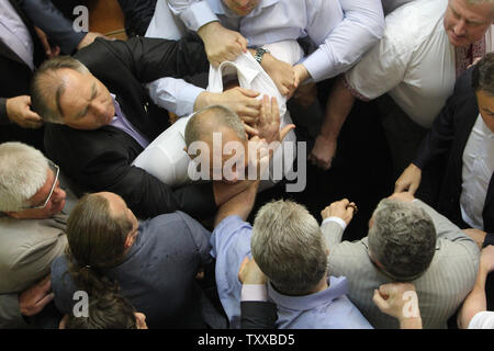 Legislatori ucraino dal regime comunista e a destra Svoboda (Libertà) partito lotta durante una sessione del Parlamento a Kiev il 23 luglio 2014. UPI/Ivan Vakolenko Foto Stock