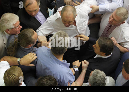 Legislatori ucraino dal regime comunista e a destra Svoboda (Libertà) partito lotta durante una sessione del Parlamento a Kiev il 23 luglio 2014. UPI/Ivan Vakolenko Foto Stock