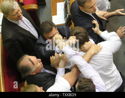 Legislatori ucraino dal regime comunista e a destra Svoboda (Libertà) partito lotta durante una sessione del Parlamento a Kiev il 23 luglio 2014. UPI/Ivan Vakolenko Foto Stock