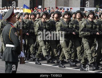 Truppe ucraine marzo durante il giorno di indipendenza parata militare a Kiev il 24 agosto 2014. UPI/Ivan Vakolenko Foto Stock