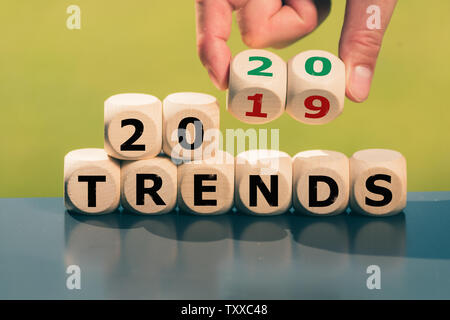 Lato ruota cubo e cambia l'espressione '2019 Tendenze' a '2020 Tendenze". Foto Stock