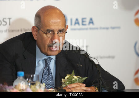 Mohamed El Baradei, direttore dell Agenzia Internazionale per l Energia Atomica (AIEA), che monitorerà la chiusura del nucleare della Corea del Nord, il reattore è a Seul, in Corea del Sud per prendere parte a una conferenza commemorativa sulla sua agenzia il cinquantesimo anniversario nel paese il 12 luglio 2007. Egli ha espresso ottimismo circa l'Aiea missione di monitoraggio e ha detto che dovrebbe durare circa un mese. (UPI foto/Keizo Mori) Foto Stock