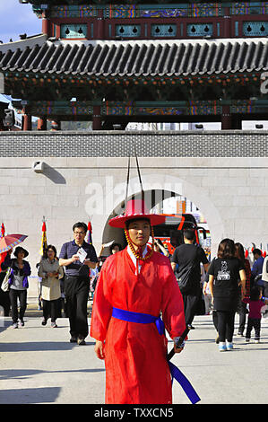 Luisa Rossi-hyung Yang è vestito come un antico coreano ufficiale militare al Jinju Namgang Yudeung Festival, o la lanterna di Jinju Festival, in Jinju, Corea del Sud il 1 ottobre 2012. Il festival, che corre al 1 ottobre a 14, originato durante l'invasione giapponese del 1592 quando coreani lanterne accese per illuminare il fiume Namgang Jinjuseong circostante Fortezza per impedire che le truppe giapponesi dall'incrocio. Una tradizione durante il festival sono le lanterne galleggianti che trasportano i popoli desideri. UPI/Thomas Michael Corcoran Foto Stock