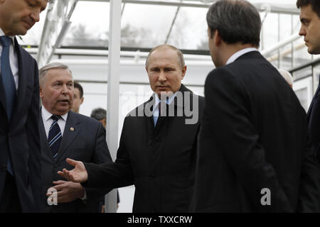 Il presidente russo Vladimir Putin parla allo staff e i politici locali come egli visite Nazionale Centro di grano in Krasnodar, 750 ml a sud di Mosca, il 12 marzo 2018 sei giorni prima delle elezioni presidenziali in Russia. Foto di Yuri Gripas/UPI Foto Stock