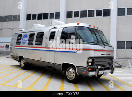 La NASA Astrovan si allontana con lo Space Shuttle Endeavour Commander Mark Kelly e il suo equipaggio sul loro modo di launchpad per cercare l'ultimo volo al Kennedy Space Center il 29 aprile 2011. Il tentativo di lancio è stata strofinata minuti più tardi. UPI/ Pat Benic Foto Stock