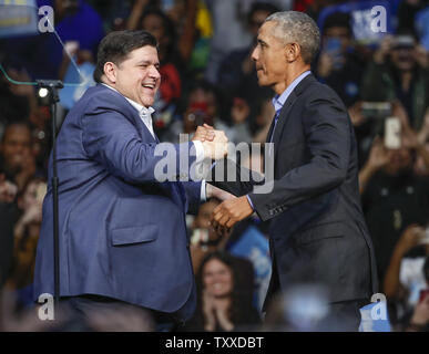 L ex Presidente Barack Obama (R) è accolto dal governatore democratico candidato J.B. Pritzker (L) prima di parlare durante la campagna di rally per democratici Illinois a Chicago il 4 novembre 2018. Foto di Kamil Krzaczynski/UPI Foto Stock