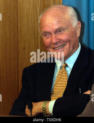 Ex Senatore e astronauta John Glenn, che era a portata di mano per visualizzare la scadenza di lancio della navetta spaziale Discovery su STS 114 presso il Kennedy Space Center di Cape Canaveral, in Florida, il 13 luglio 2005, risponde a domande riguardanti la posticipazione della data di lancio. Il malfunzionamento di un sensore del carburante ha ritardato il decollo di quello che doveva essere il primo ritorno al volo spaziale umano poiché il Columbia disaster in febbraio 2003. (UPI foto/Marino-Cantrell). Foto Stock