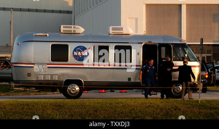 L'equipaggio della navetta spaziale Discovery arriva al gruppo del veicolo edificio per permettere la partenza dei due organi di supporto sul loro modo di complessi di lancio 39B al Kennedy Space Center di Cape Canaveral, Fl., il 26 luglio 2005. La scoperta è prevista per il lancio della Missione STS 114 alla stazione spaziale internazionale a 10:39 AM. (UPI Photo/ Marino-Cantrell) Foto Stock