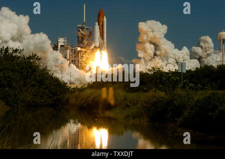 La navetta spaziale Discovery solleva dal complesso di lancio 39B sulla Missione STS 114 alla stazione spaziale internazionale presso il Kennedy Space Center di Cape Canaveral, Fl., il 26 luglio 2005. Questa prima missione shuttle poiché la Columbia disaster era originariamente prevista per il lancio nel mese di maggio, ma anomalie tecniche ritardato il ritorno al volo spaziale umano. (UPI foto/Marino-Cantrell) Foto Stock