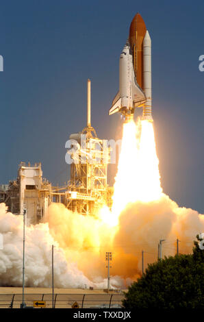 La navetta spaziale Discovery solleva dal complesso di lancio 39B sulla Missione STS 114 alla stazione spaziale internazionale presso il Kennedy Space Center di Cape Canaveral, Fl., il 26 luglio 2005. Questa prima missione shuttle poiché la Columbia disaster era originariamente prevista per il lancio nel mese di maggio, ma anomalie tecniche ritardato il ritorno al volo spaziale umano. (UPI foto/Marino-Cantrell) Foto Stock