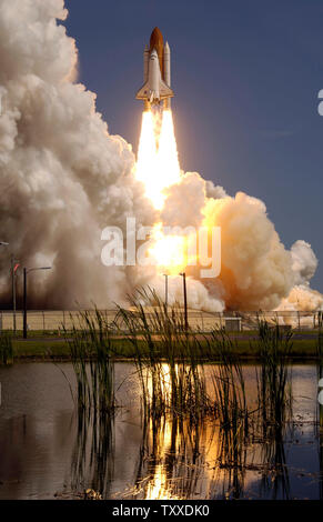 La navetta spaziale Discovery solleva dal complesso di lancio 39B sulla Missione STS 114 alla stazione spaziale internazionale presso il Kennedy Space Center di Cape Canaveral, Fl., il 26 luglio 2005. Questa prima missione shuttle poiché la Columbia disaster era originariamente prevista per il lancio nel mese di maggio, ma anomalie tecniche ritardato il ritorno al volo spaziale umano. (UPI foto/Marino-Cantrell) Foto Stock