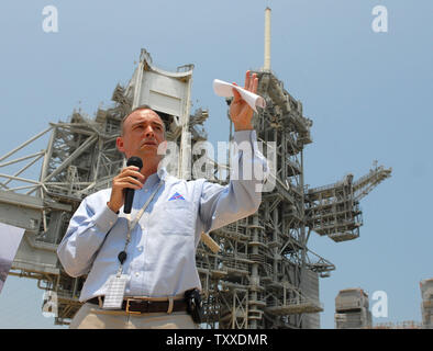 Jeff Hanley, NASA Constellation Program Manager, parla del piallato lavori di ristrutturazione presso il Kennedy Space Center di lanciare il pad 39-B in preparazione per la Ares I razzo al NASA Kennedy Space Center in Florida il 6 agosto 2007. L'Ares I rocket è parte del nuovo programma di costellazione che sostituirà la attuale della NASA programma navetta. Il primo volo di prova è prevista per il mese di aprile 2009. (UPI foto/Kevin Dietsch) Foto Stock