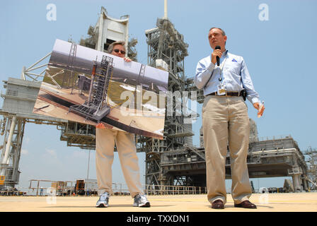 Jeff Hanley, NASA Constellation Program Manager, parla del piallato lavori di ristrutturazione presso il Kennedy Space Center di lanciare il pad 39-B in preparazione per la Ares I razzo al NASA Kennedy Space Center in Florida il 6 agosto 2007. L'Ares I rocket è parte del nuovo programma di costellazione che sostituirà la attuale della NASA programma navetta. Il primo volo di prova è prevista per il mese di aprile 2009. (UPI foto/Kevin Dietsch) Foto Stock