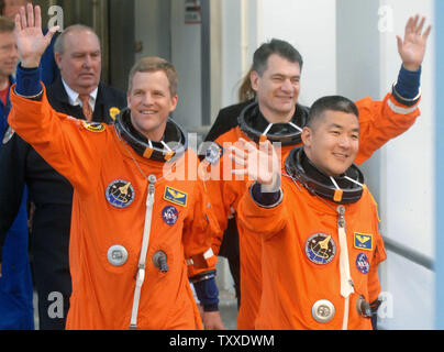 Lo specialista di missione Daniel M. Tani (R), lo specialista di missione Scott Parazynski E. (L) e l'italiano Lo specialista di missione Paolo Nespoli A. dell'Agenzia spaziale europea della NASA la missione STS-120 fanno il loro modo di complessi di lancio 39A a bordo dello Space Shuttle Discovery in preparazione per il lancio al Kennedy Space Center, Florida il 23 ottobre 2007. La NASA sta facendo i preparativi finali per il lancio di scoperta sulla missione STS-120, una missione di servizio per la Stazione Spaziale Internazionale. (UPI foto/Kevin Dietsch) Foto Stock