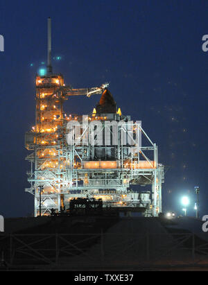 Lo Space Shuttle Atlantis si siede pronti per il lancio di complessi di lancio 39A presso il Kennedy Space Center in Florida il 6 febbraio 2008. La NASA sta facendo i preparativi finali per il lancio di Atlantis per la missione STS-122 il 7 febbraio al 2:45 p.m. per un 11 giorno di servizio la missione alla stazione spaziale internazionale. Attualmente vi è un 70% di probabilità di cattivo tempo di ritardare il lancio. (UPI foto/Kevin Dietsch) Foto Stock